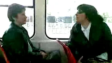 VIDEO care te baga in perfuzii! Cea mai penala calatoare din tramvai! Femeia asta fara bilet dar tare in gura l-a facut pe vatman sa se dea jos, s-o injure de morti si sa abandoneze tramvaiul- Are o voce care te umple de draci