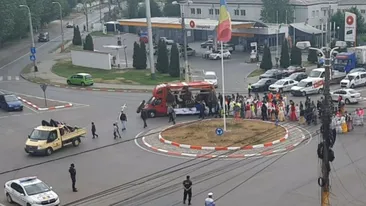 Înmormântarea cu fast din Constanța, protejată de autorități! Traficul a fost blocat de polițiști pentru a trece cortegiul funerar. FOTO