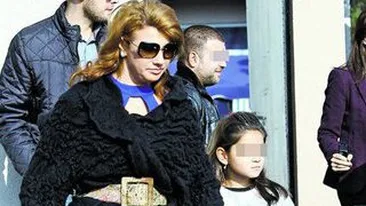 In timp ce fostul sot era prins cu afaceri la Miami. Mihaela a petrecut cu gemenii la serbare