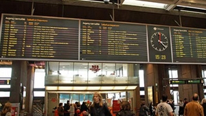 A nascut in toaleta unui aeroport, si-a strangulat bebelusul si l-a aruncat la gunoi