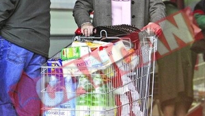 Mioara Roman si-a sucit mana la cumparaturi