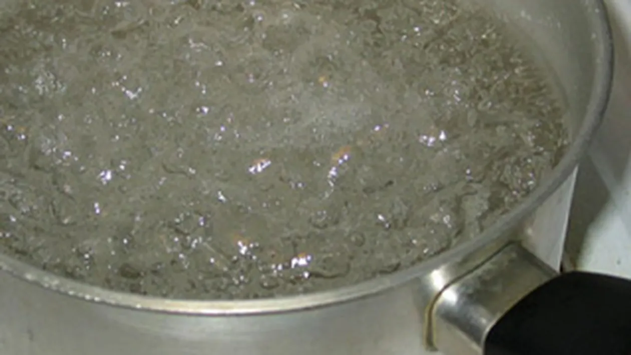 Un baietel de doi ani a fost internat in spital cu arsuri pe corp!