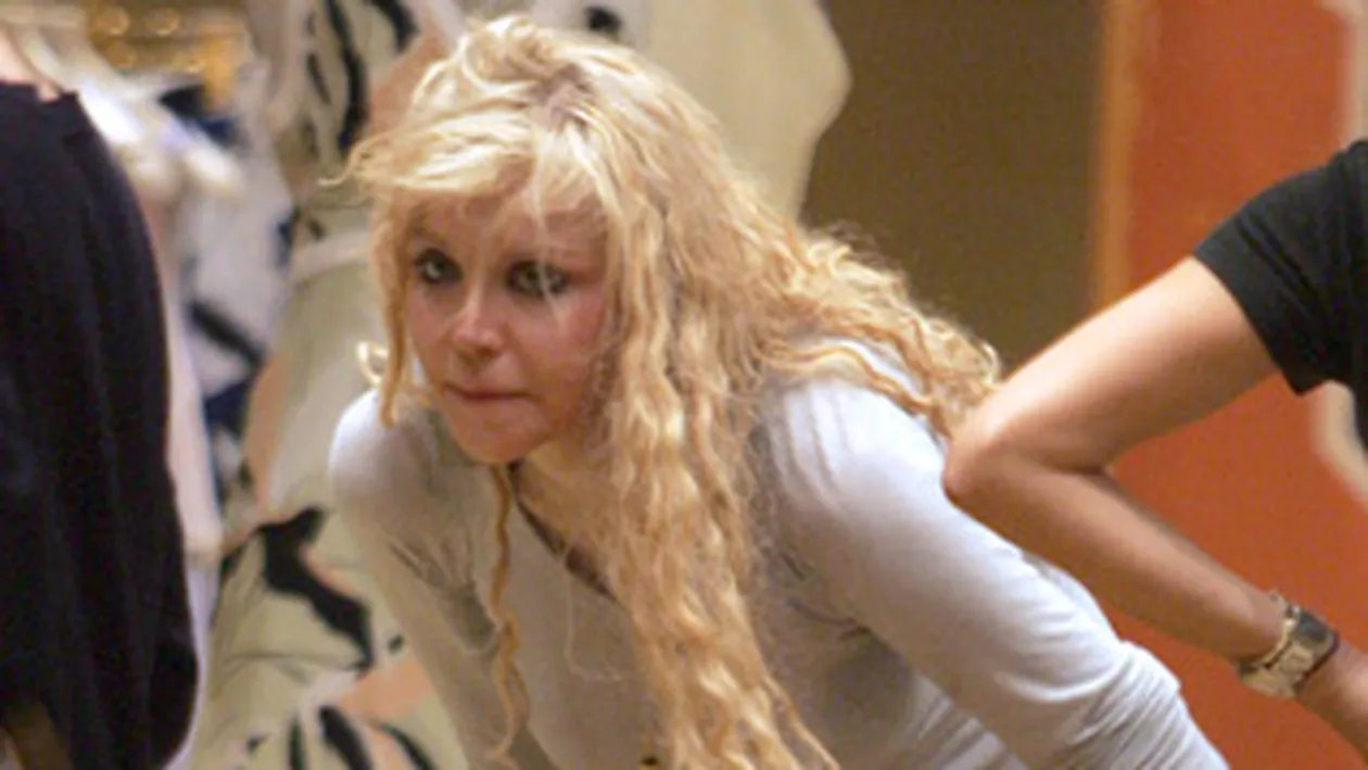 Courtney Love a stat doua ore desculta in magazine