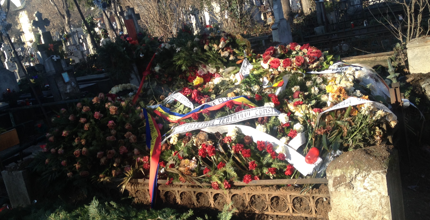 Coroanele de pe mormântul actriţei nu au fost cruţate de vreme