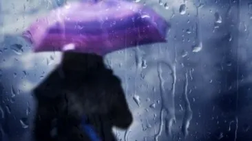 METEO 24 MARTIE: Nu vă uitaţi umbrelele acasă! Ploile şi ninsorile nu ne lasă nici astăzi 