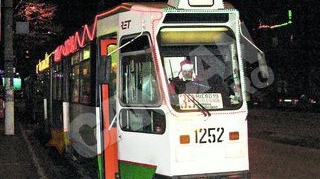 Un tramvai impodobit pentru sarbatori circula in Galati. Mos Craciun este vatman!