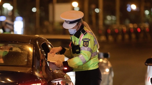 495 lei amendă pentru toți șoferii români care pleacă la drum noaptea, fără a verifica acest detaliu aparent banal