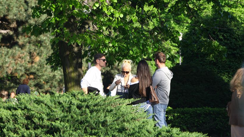 De cand si-a micsorat stomacul, Raluca Badulescu isi plimba mandra silueta „Punga” in parc