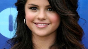 Selena Gomez, dependenta de crema de corp! Vezi ce cosmetice si tinute prefera!