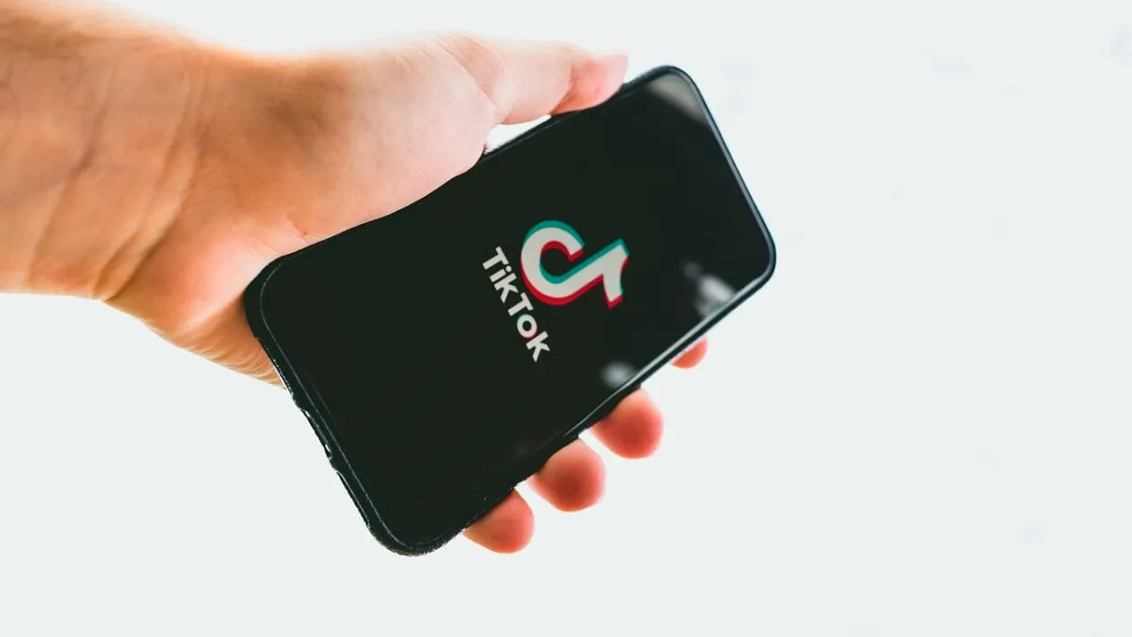 Internauții vor ca ChatGPT să le citească în palmă și să le prezică viitorul. Cel mai nou trend de pe TikTok face furori