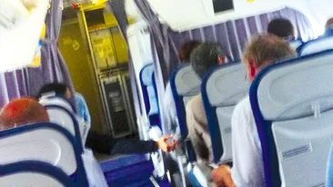 Problemele sunt vechi in cuplu! Imagini incredibile cu Andreea cand incerca sa-l ia de mana pe Stefan, in avion, dar el o ignora