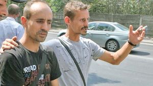 Tatăl fetiţelor strivite de tren a leşinat lângă sicrie: "Nu voi uita imaginea cu fetele mele făcute bucăţi"