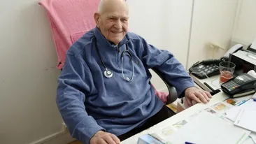 În plină pandemie, un medic de 98 de ani continuă să profeseze și să salveze oameni