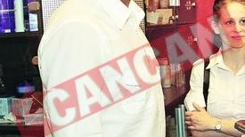 Nana Falemi face reclama moca unui parfum de 2.600 de euro