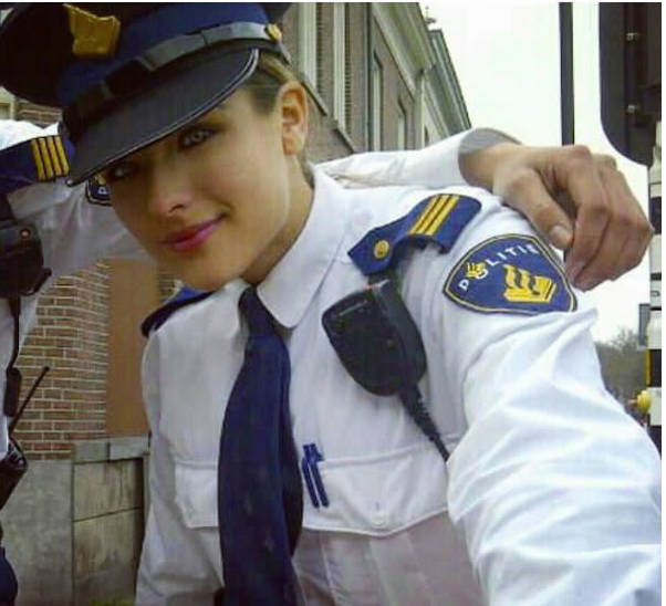 Cea mai sexy poliţistă a devenit model! Imagini incendiare cu aceasta