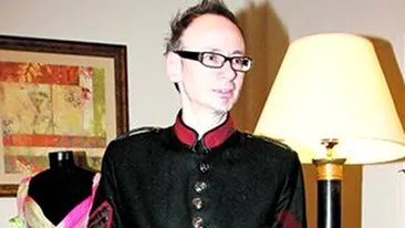 Victoria Beckham poarta pantofi creati de Mihai Albu