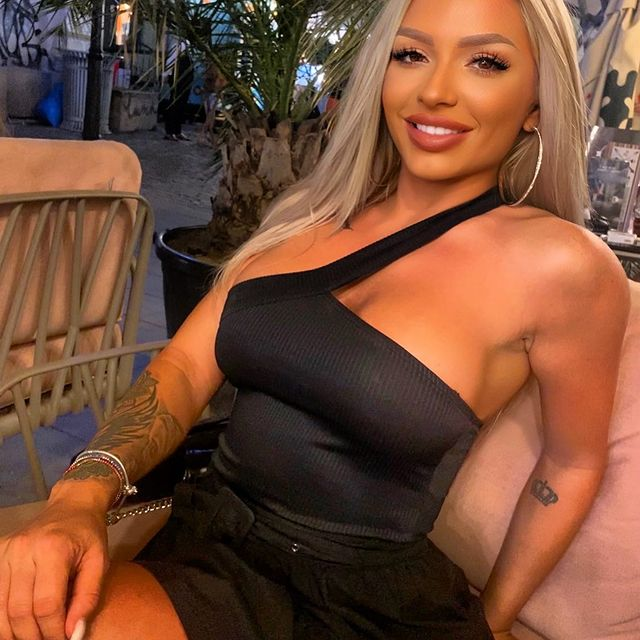 Pe contul de Instagram, Roxana are peste 44.000 de urmăritori