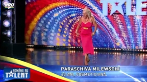 S-a intamplat pe scena "Romanii au talent". O batrana a ingenuncheat in fata lui Smiley, l-a mangaiat si...