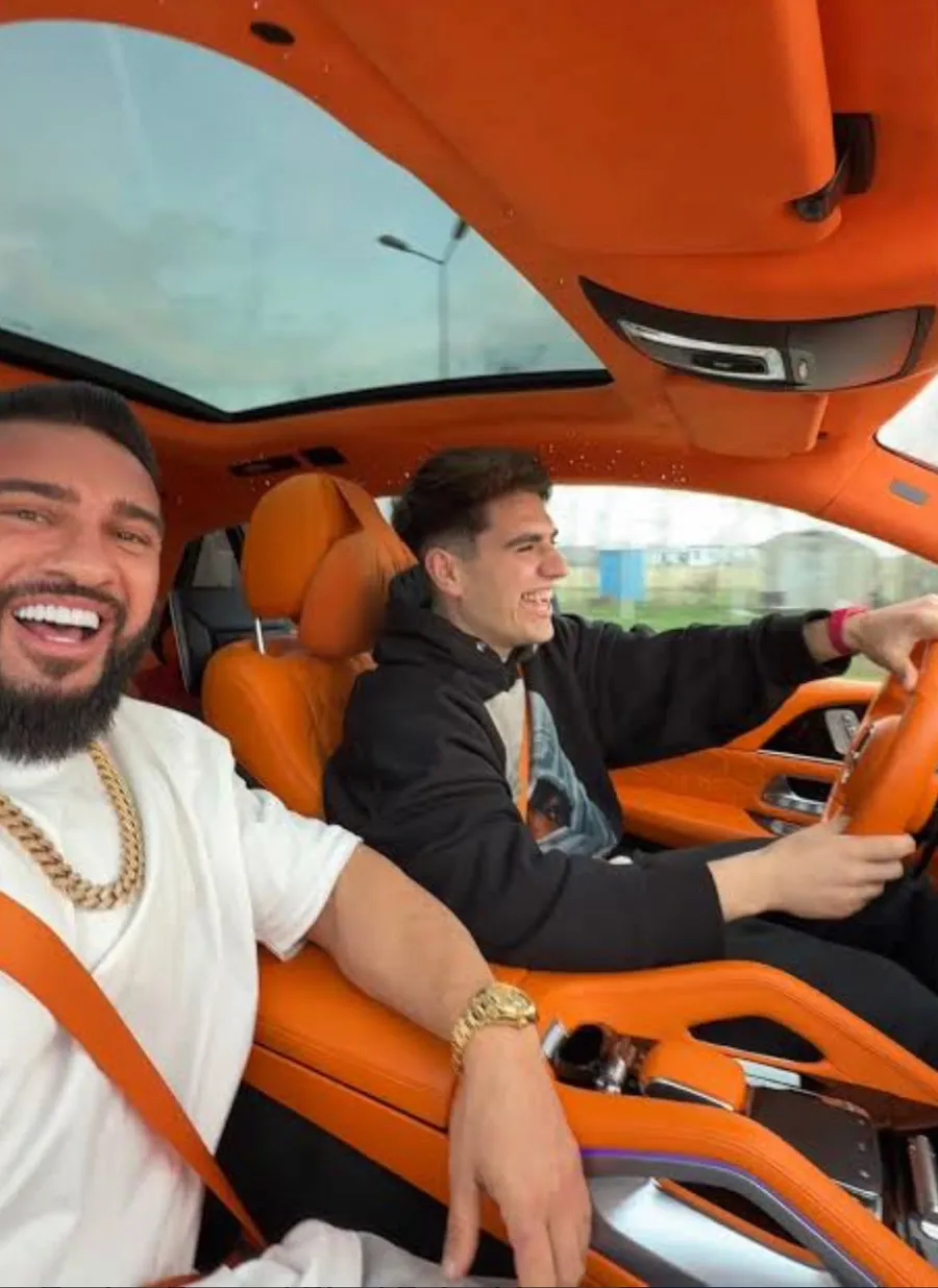 Bisoi apare des alături de Dorian Popa în vloguri