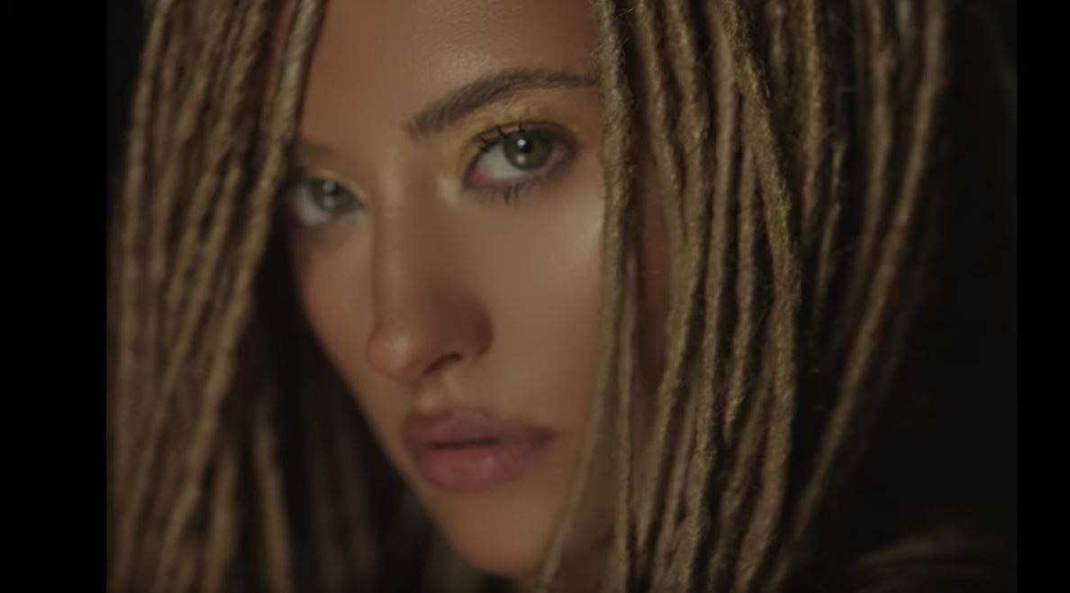 Antonia, transformare spectaculoasă în clipul celei mai noi piese, “Lie I Tell Myself”! Artista are dreaduri, iar versurile melodiei transmit un vibe bun