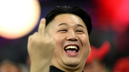 Nu e glumă! Dictatorul nord coreean Kim Jong-un și-a concediat fotograful pentru un gest de trei secunde care l-a scos de minți