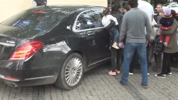 FABULOS: Milionarul Gigi dă ”audienţe” din Mercedesul Maybach de 200.000 €! Mame cu prunci în braţe au făcut coadă la Palat! 