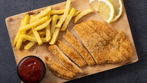 Greșeala care îți face șnițelele gumoase și amare. Ce condiment nu trebuie să mai folosești niciodată