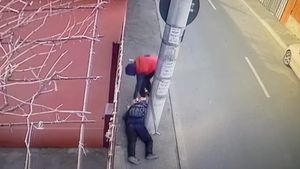 Bărbat jefuit în Sectorul 5 al Capitalei! Se afla în stare de inconștiență, pe trotuar VIDEO