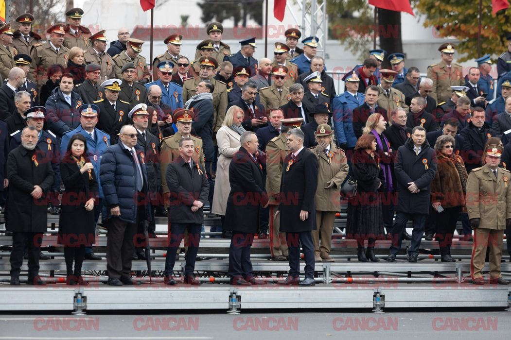 Imagini LIVE de la parada militară de 1 decembrie. Cum au apărut poliţistele la defilare. FOTO