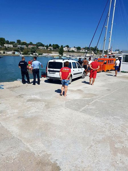 O femeie care era cu soțul în Eforie a alertat poliția după ce bărbatul a dispărut: „Ajutați-mă! S-a înecat!” Individul a fost căutat timp de două ore, iar când a fost găsit toată plaja a început să râdă