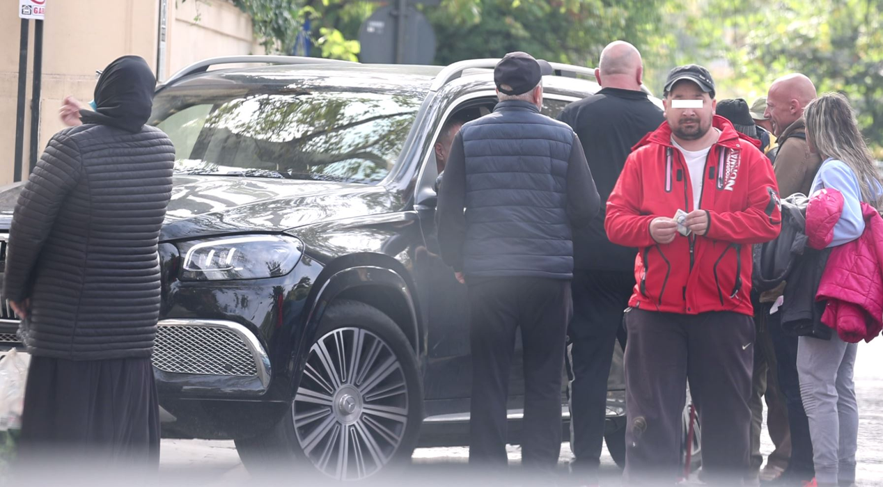 Bărbatul în roșu e fericit: a primit suta de la Gigi Becali (Foto: CANCAN.RO)