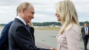 Cine este blonda care l-a “fermecat” pe Vladimir Putin în timpul summitului din Alaska. Ce legătură are cu Trump, de fapt