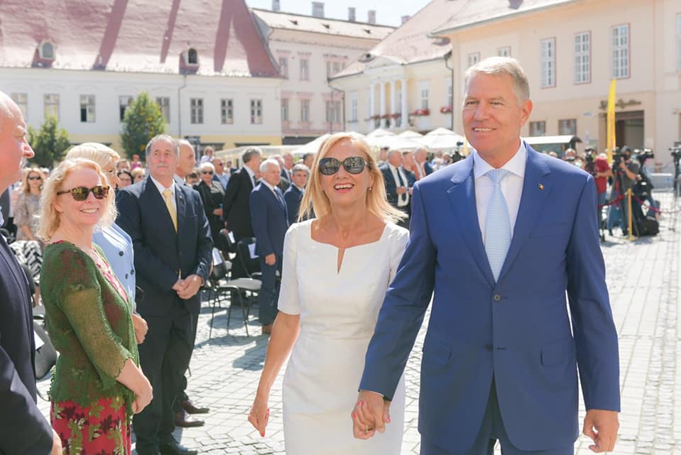 Carmen Iohannis, apariţie răvăşitoare la braţul preşedintelui Klaus Iohannis. Ţinuta care a întors capete