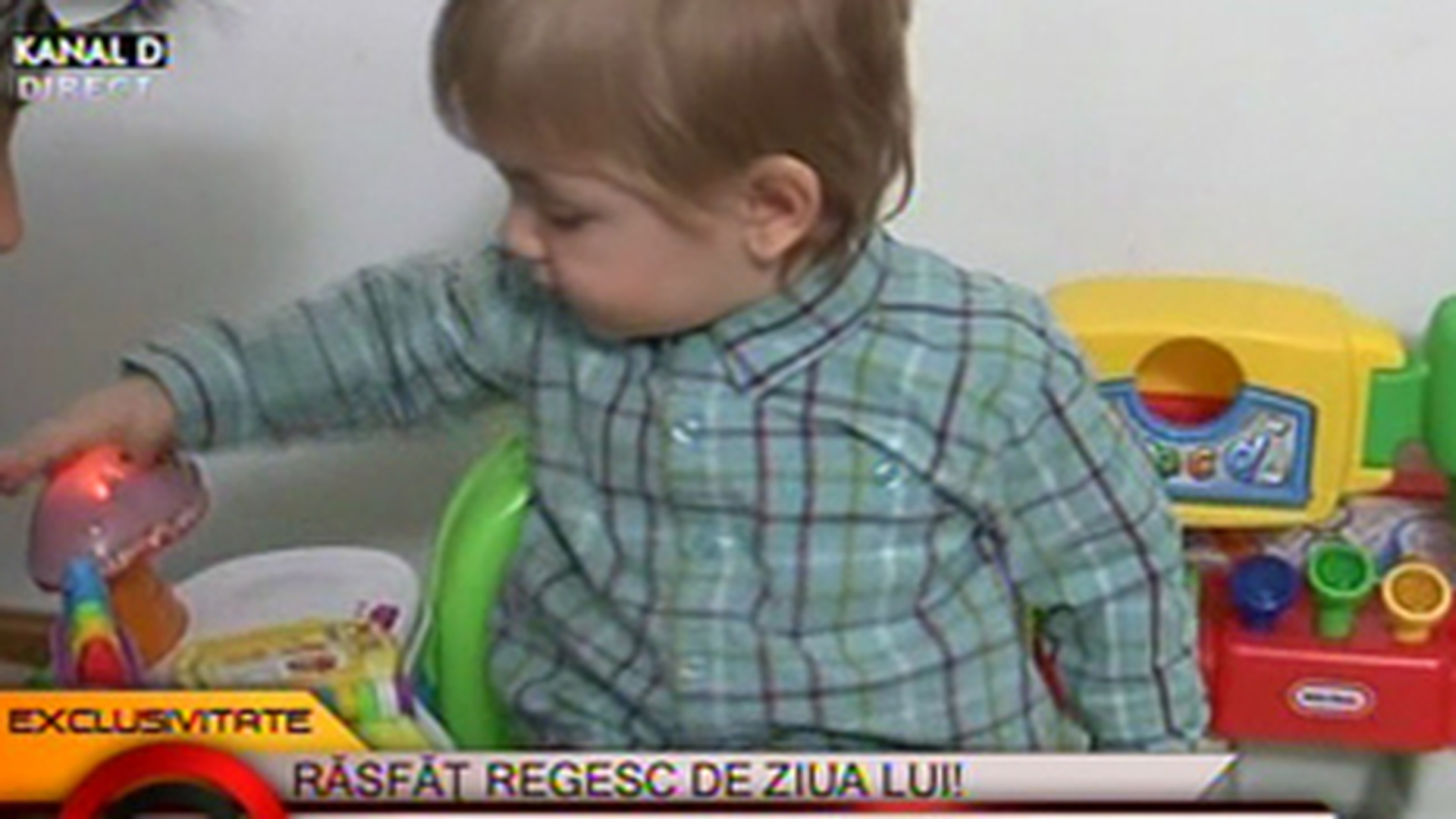 VIDEO Printul Carol a primit cadou un scaun muzical de la nasa lui, Maria Basescu, pe care a servit-o cu ciocolata de pe covor!