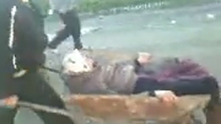 Video de la tara! Ea e betiva satului! Batrana asta este carata cu roaba acasa dupa ce s-a facut praf si doarme in sant!