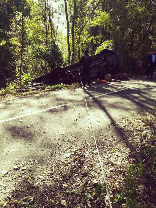 Un microbuz cu 14 pelerini din Tulcea s-a răsturnat într-o pădure! A fost declanșat Planul Roșu de intervenție. Imagini șocante
