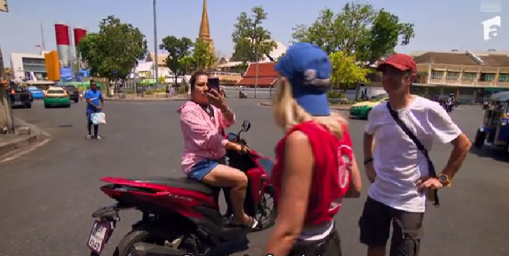 Oana Paraschiv, urmărită de o localnică la Asia Express. Foto: Captura Antena 1