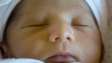 O gravida transportata cu caruta cinci kilometri prin zapada a nascut in ambulanta un baietel sanatos