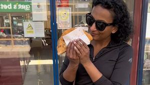 Câți lei a dat această turistă americană pe o plăcintă în Cluj-Napoca: "Nu mânca și hârtia!"