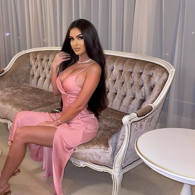 Raluca, sexy „sirena” cu forme de invidiat