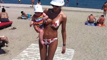 Ce mamica sexy e Ramona Lazuran! Parca n-a nascut niciodata! Uite-o aici in costum de baie cu fetita ei in brate!