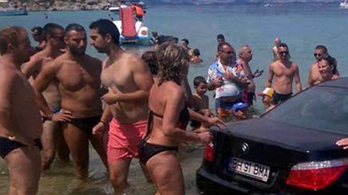 Ce a facut acest roman pe o plaja din Grecia intrece orice imaginatie. Turistii s-au strans in jurul BMW-ului si...