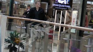 Morosanu se relaxeaza in mall! A iesit la cumparaturi dupa ce a "ucis" bestia nemteasca