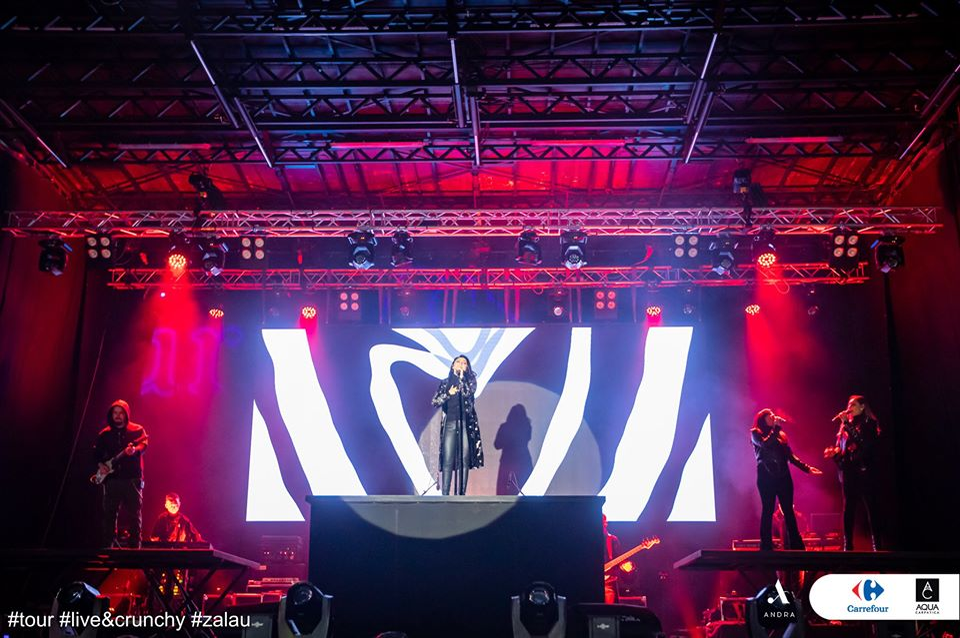Surpriză! Andra Măruță chiar e însărcinată?! A apărut cu burtica pe scenă, la ultimul concert