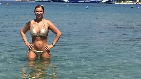 Anamaria Prodan a stârnit un val de controverse după ce s-a afișat în costum de baie: ” Doliul a apus în fața banilor”