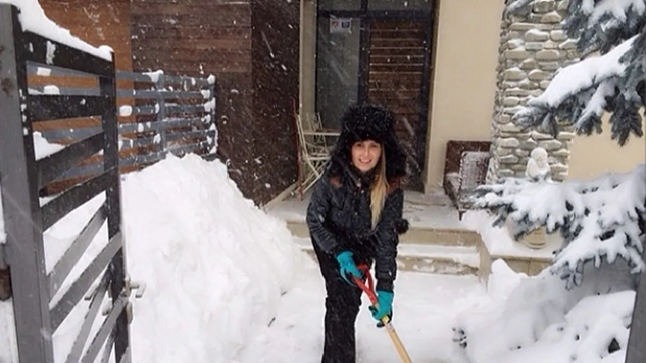 Au dat tocurile pe lopeti si raclete! Vezi aici cum au facut fata vedetele codului portocaliu de ninsoare!