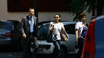 Sunt de doar sase luni impreuna si deja dau semne de plictiseala! Vezi cum se comporta Andreea Raducan cu iubitul ei la masa!