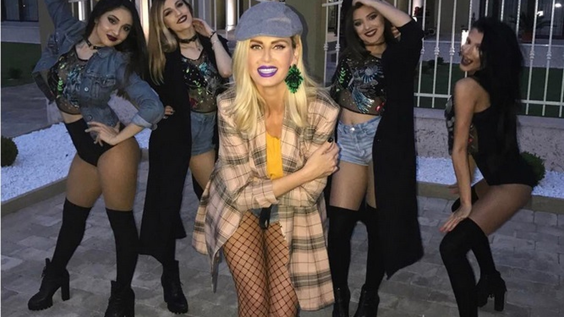 Andreea Bănică schimbare totală de vestimentaţie după ce a devenit prezentatoarea ”Bravo, ai stil”! Fanilor nu le-a venit să creadă că e ea