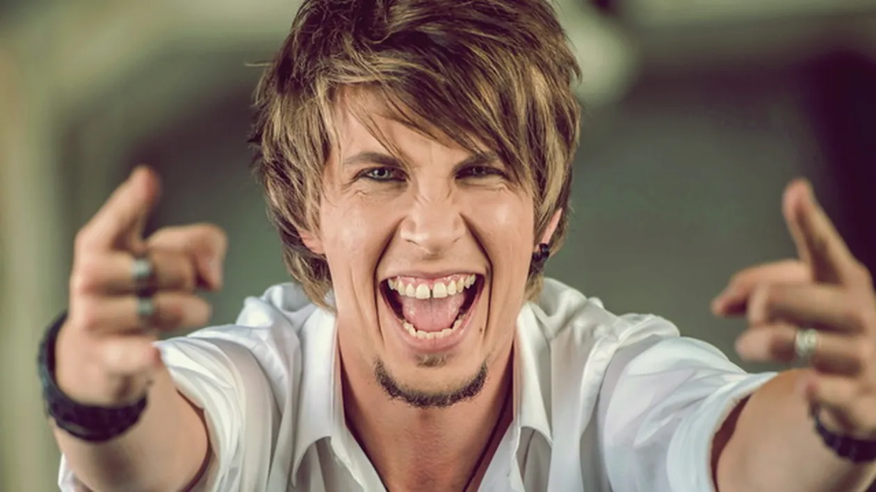 E hotarat sa castige Eurovisionul! Vezi ce solist si-a facut stativ de microfon din motor de BMW!