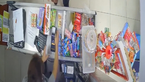 Metoda "Vă las telefonul" | Cum a fost înșelată, cu 175 de lei, o vânzătoare a magazinului "La Doi Pași" din satul Stoenești, de către o clientă